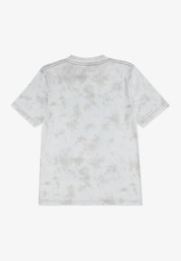 Krekliņš ar īsām piedurknēm, ar apkakli, gaiši pelēkā krāsā ar mākoņiem līdzīgu rakstu un bēšiem akcentiem. Mīksta auduma, ar kontrastējošām šuvēm.