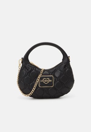 Petit sac à main noir matelassé avec poignée arrondie, bandoulière en chaîne dorée et plaque logo dorée "Love Moschino" à l'avant.