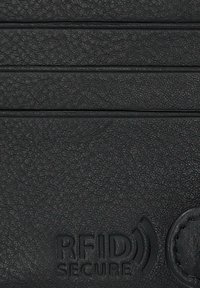 Czarny skórzany portfel z wieloma przegródkami na karty, teksturowana powierzchnia oraz wytłoczona etykieta "RFID SECURE" w dolnym rogu.