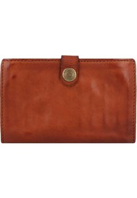 Portafoglio in pelle marrone con una texture liscia, chiusura a bottone e bordi cuciti a sella, caratterizzato da un accento di logo metallico circolare.