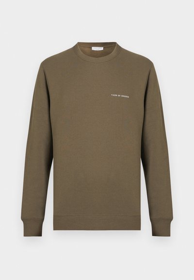 Φούτερ σε ελαιί πράσινο χρώμα κατασκευασμένο από βαμβάκι με λεία υφή, διαθέτει στρογγυλή λαιμόκοψη, μακριά μανίκια και λευκό λογότυπο κειμένου στο στήθος.