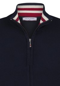 Marinblå zip-up tröja med en texturerad stickad design, med en ribbad krage i röd, vit och marinblå rand.