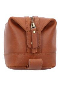 Pochette in pelle marrone con zip, di forma quadrata, con parte superiore piegata e una tracolla. Presenta cuciture in vista e una cerniera metallica.