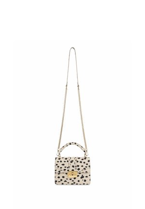 Bolso pequeño blanco con manchas negras, cierre dorado, asa corta y larga cadena dorada colgando sobre un fondo blanco.