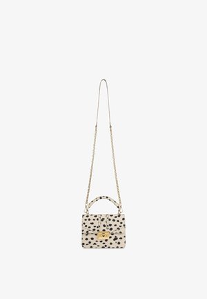 Petit sac à main blanc avec des taches noires, fermoir doré, poignée courte et longue bandoulière chaîne dorée suspendu sur un fond blanc.