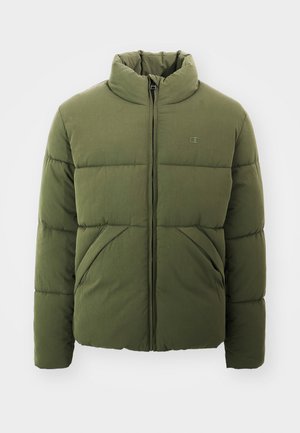 Giacca puffer verde oliva con colletto alto, chiusura frontale con zip e due tasche frontali angolari. Realizzata in morbido materiale trapuntato.