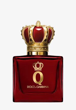 Flacon de parfum en verre rouge avec bouchon en forme de couronne dorée et logo doré "Q Dolce & Gabbana" sur le devant.