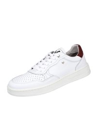 Zapatilla de cuero blanca con puntera perforada, cordones y una mediasuela blanca. Acento rojo en el talón y un branding sutil en el lateral. Diseño clásico.