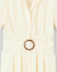 Robe jaune clair avec des manches courtes, détails plissés, fermeture à boutons à l'avant, et une ceinture assortie avec une boucle ronde en écaille.