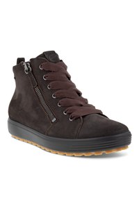 Braune Wildleder-Stiefeletten mit strukturierter Oberfläche, ausgestattet mit elastischen Schnürsenkeln, einem seitlichen Reißverschluss und einer schwarzen Gummisohle mit geriffelten Mustern.