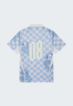 Camiseta polo de manga corta con patrón de cuadros en azul claro y blanco, gran número estilizado "08" en la espalda y diseños florales abstractos en azul.