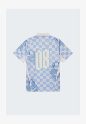 Camiseta polo de manga corta con patrón de cuadros en azul claro y blanco, gran número estilizado "08" en la espalda y diseños florales abstractos en azul.