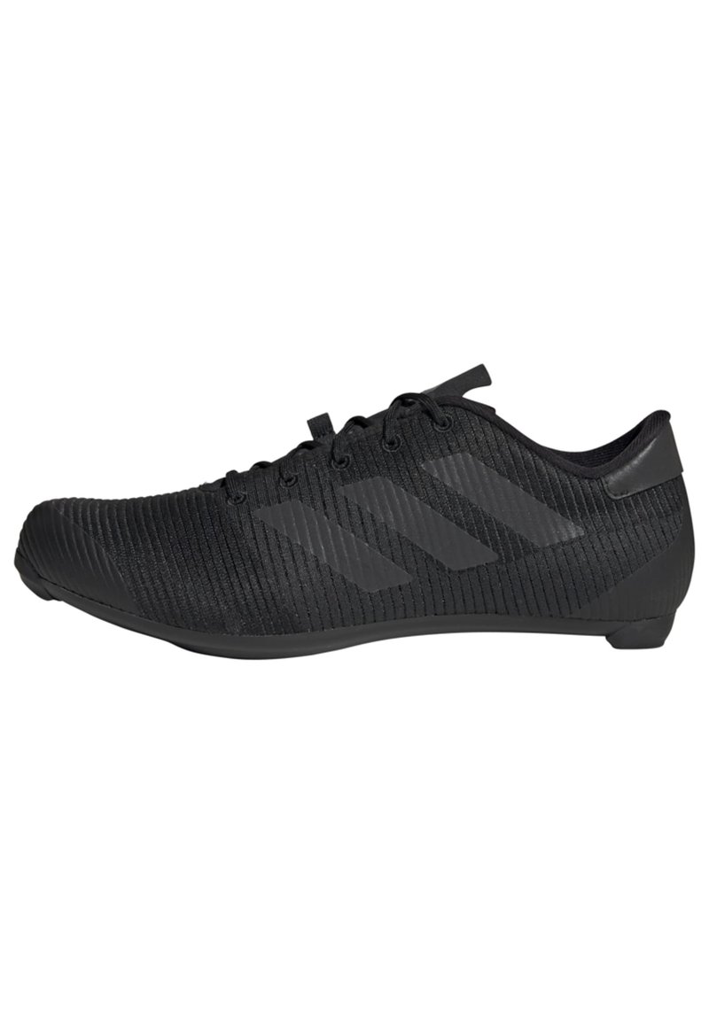 Chaussure de sport noire profil bas avec tige en tissu texturé, fermeture à lacets et trois bandes sombres discrètes sur le côté.
