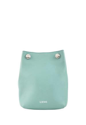 Kleine licht teal lederen bucketbag met zilveren knopdetails en wit geperst LOEWE-logo aan de voorkant.