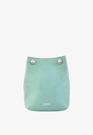 Kleine licht teal lederen bucketbag met zilveren knopdetails en wit geperst LOEWE-logo aan de voorkant.