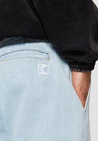 Karl Kani KK SMALL SIGNATURE - Traperice ravnih nogavica - bleached blue