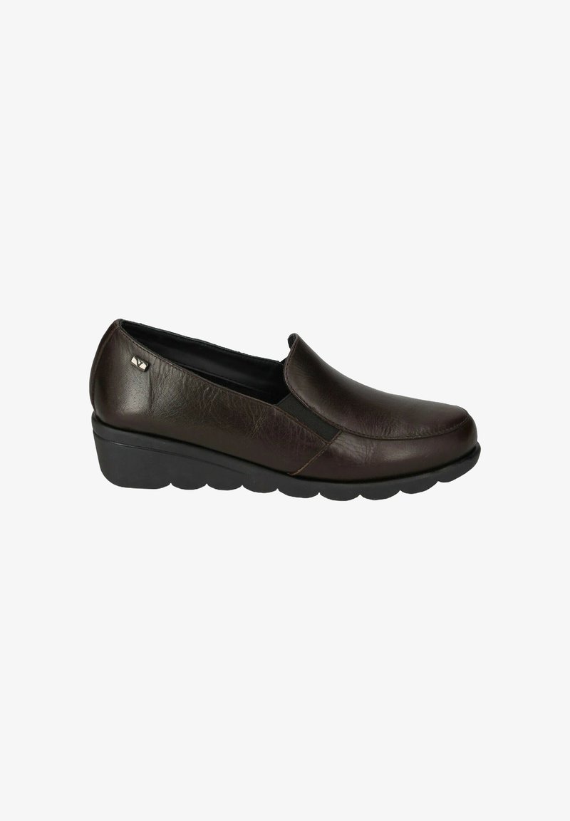 Scarpa slip-on in pelle marrone con punta arrotondata, dettagli elastici ai lati e superficie texture. Presenta una suola a zeppa nera bassa.
