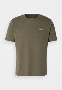 Oliven grøn bomulds t-shirt med korte ærmer, rund hals og lille hvidt logo på brystet. Glat tekstur og afslappet pasform.