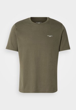 T-shirt en coton vert olive avec des manches courtes, col rond et petit logo blanc sur la poitrine. Texture lisse et coupe décontractée.