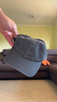 Cappellino da baseball in cotone nero con visiera curva, caratterizzato da un ricamo del testo "Samsøe" nello stesso colore sul davanti e sul retro.