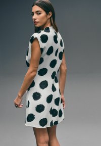 Next SHOULDER PAD ROUCHED MINI - Päevakleit - mono spot
