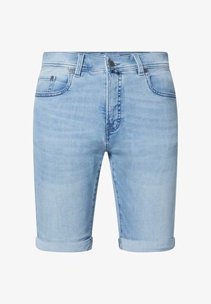 Shorts en denim bleu clair avec ourlets roulés, présentant un design classique à cinq poches, une fermeture à bouton et à fermeture éclair, et un léger délavage.
