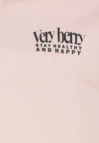 Helle rosa Sweatshirt mit einem schwarzen Druckgrafik, die "Very berry STAY HEALTHY AND HAPPY" zeigt. Weicher Textil mit einem lässigen Design.
