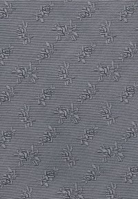 Szary, teksturowany materiał z wytłoczonym wzorem kwiatowym i poziomymi paskami. Wygląda na splot, z subtelnym wypukłym detalem.