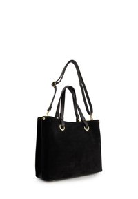 Sorte suede tote taske med guld accenter og dobbelte håndtag. Den har en aftagelig skulderrem og en flad, rektangulær form.