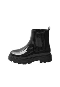 Stivali alla caviglia in pelle verniciata nera con suola spessa, pieghe decorative ai lati e un'elegante linguetta sul retro per indossarli facilmente.