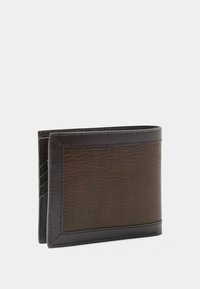 Portafoglio in pelle marrone con superficie texturizzata, caratterizzato da un bordo cucito, numerose fessure per carte e un design pieghevole.