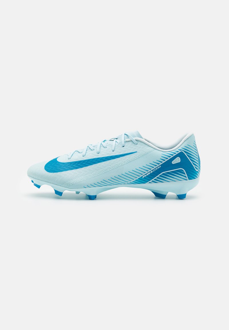 Botas de fútbol de color azul claro con detalles en azul oscuro, parte superior texturizada, forma aerodinámica, cierre de cordones y seis tacos para tracción.