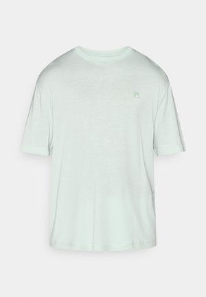 Svijetlo mint zelena majica kratkih rukava, okruglog izreza, s malim logotipom u gornjem lijevom kutu. Mekani, teksturirani materijal.