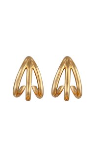 Goldfarbene Metallohrringe mit einem abstrakten, dreieckigen Design, die sich durch glatte Oberflächen und geschwungene Akzente auszeichnen und somit eine skulpturale Wirkung erzielen.