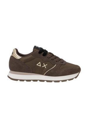 Bruine en beige casual sneaker met suède- en stoffen panelen, zwarte en bruine veters, logo aan de zijkant en witte zool met bruin loopvlak.