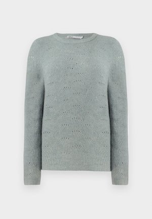 Světle modrý pletený svetr s kulatým výstřihem, dlouhými rukávy a texturovaným vlnovým vzorem po celém materiálu.