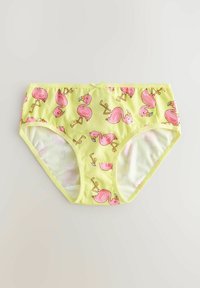 Żółte bawełniane majtki bikini z różowym wzorem flaminga. Miękka tekstura z radosnym wzorem. Cienka talia i kontrastowe wykończenia nogawek.