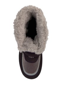 Botte violette avec un col en fausse fourrure, des accents en argent et un matériau extérieur texturé. Dispose d'un bout arrondi et de fermetures élastiques.