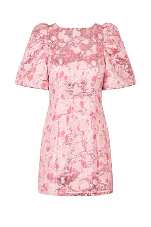 Kort rosa satengkledd kjole med puffede korte ermer og abstrakt blomsterprint i mørkere rosa nyanser.