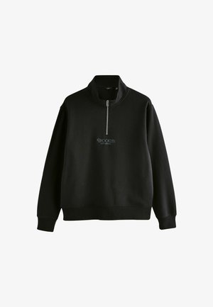 Zwarte sweatshirt met een hoge kraag en een halve rits. Kenmerkt zich door de tekst "BROOKLYN" op de borst in een contrasterend lettertype. Zachte textuur.