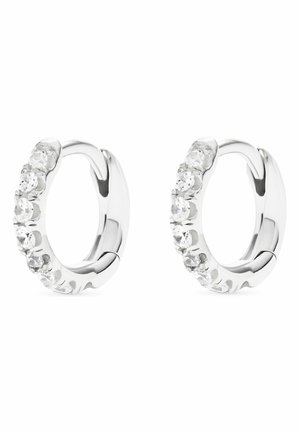 Paire de boucles d'oreilles créoles en argent, chacune ornée de sept petites pierres précieuses rondes et transparentes sur le côté avant.