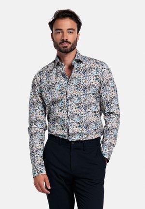 Wit overhemd met bloemdecoratie, voorzien van blauwe, groene en beige accenten. Lange mouwen, kraag en aansluitend ontwerp. Draag met donkere broeken.