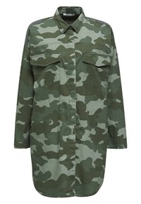 Vestido de camisa de camuflaje de manga larga con bolsillos delanteros de solapa, cierre de botones y cuello puntiagudo en tonos verdes variados.