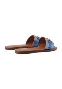 Sandali blu senza chiusura con cinturini in tessuto intrecciato, soletta in pelle e dettagli in hardware dorato. Suola piatta e design aperto sulla punta per il massimo comfort.