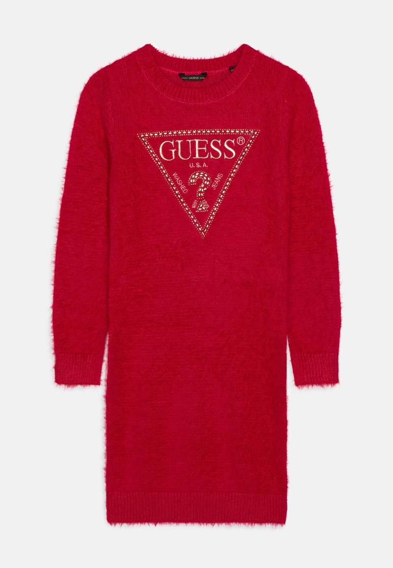 Robe-pull rouge à manches longues en tissu duveteux, avec des poignets et un ourlet côtelés, ornée d'un logo triangulaire "GUESS U.S.A." clouté de doré sur la poitrine.