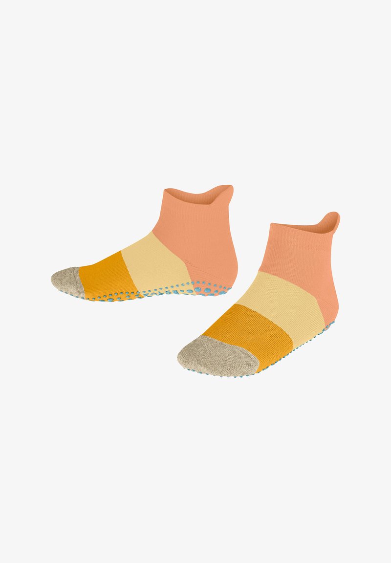 Chaussettes courtes à la cheville en couleurs pêche, jaune et orange avec un bout beige texturé. La semelle présente des points en caoutchouc bleus pour l'adhérence.