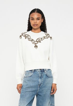 Sweatshirt blanc avec un design de chaîne métallique proéminent agrémenté d'accents en forme de cœur sur la poitrine. Coupe décontractée, avec des poignets et un ourlet côtelés.