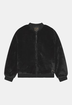 Czarna kurtka bomber z sztucznego futra z prążkowanymi mankietami, kołnierzem, pasem, zamkiem błyskawicznym z przodu oraz małym logo w kolorze złotym na dolnej przedniej stronie.