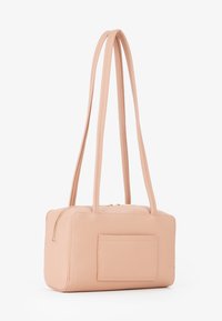 Borsa a tracolla in finta pelle color pesca con due lunghe fibbie, forma rettangolare, chiusura con zip e tasca patch anteriore. Texture liscia.