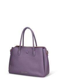 Borsa a mano in pelle viola con superficie testurizzata, doppi manici, chiusura con cerniera e logo dorato. Forma rettangolare, design compatto.
